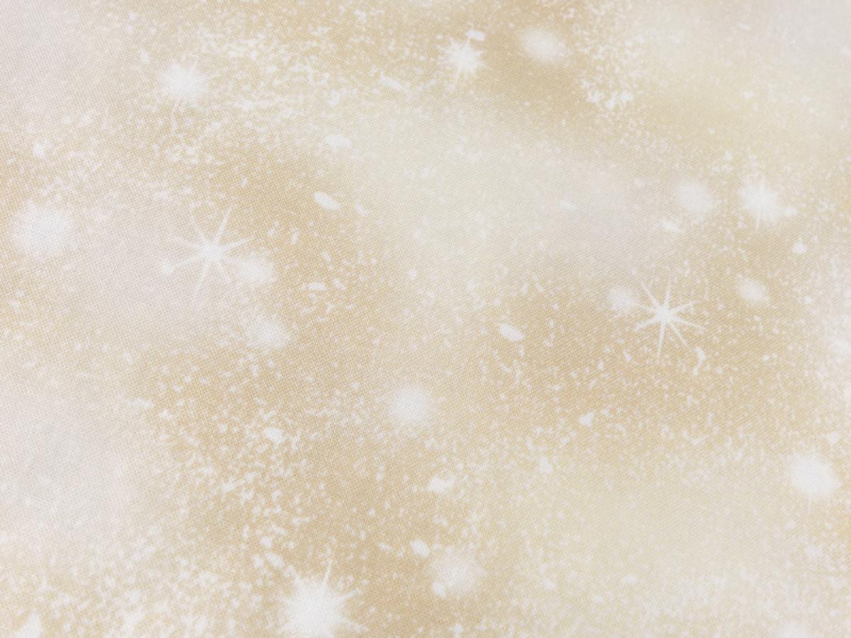 Patchworkstoff Woodland Friends mit Schneesternen und Schneee Snow auf einem tan weißem Untergrund Detailansicht
